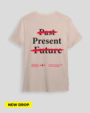 Cargar imagen en el visor de la galería, Camiseta Beige Be present (UNISEX)