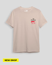 Cargar imagen en el visor de la galería, Camiseta Beige Be present (UNISEX)