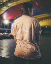 Cargar imagen en el visor de la galería, Camiseta beige carita (UNISEX)