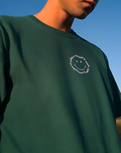 Cargar imagen en el visor de la galería, Camiseta verde botella carita (UNISEX)