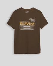 Cargar imagen en el visor de la galería, Camiseta cafe oscuro Survive (UNISEX)