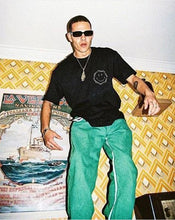 Cargar imagen en el visor de la galería, Camiseta negra carita (UNISEX)