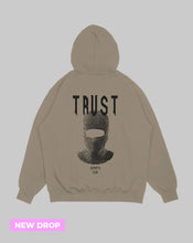 Cargar imagen en el visor de la galería, Hoodie Habano Trust (UNISEX)
